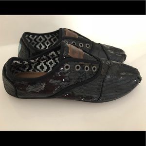 Women’s Tom’s size 8